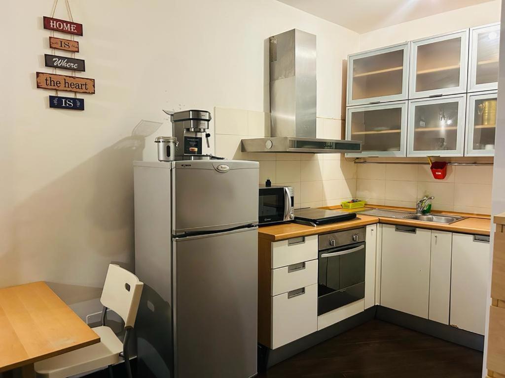 Easy Room Italy Prada Милано Екстериор снимка