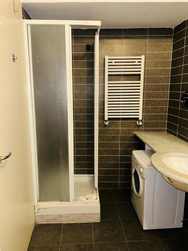 Easy Room Italy Prada Милано Екстериор снимка