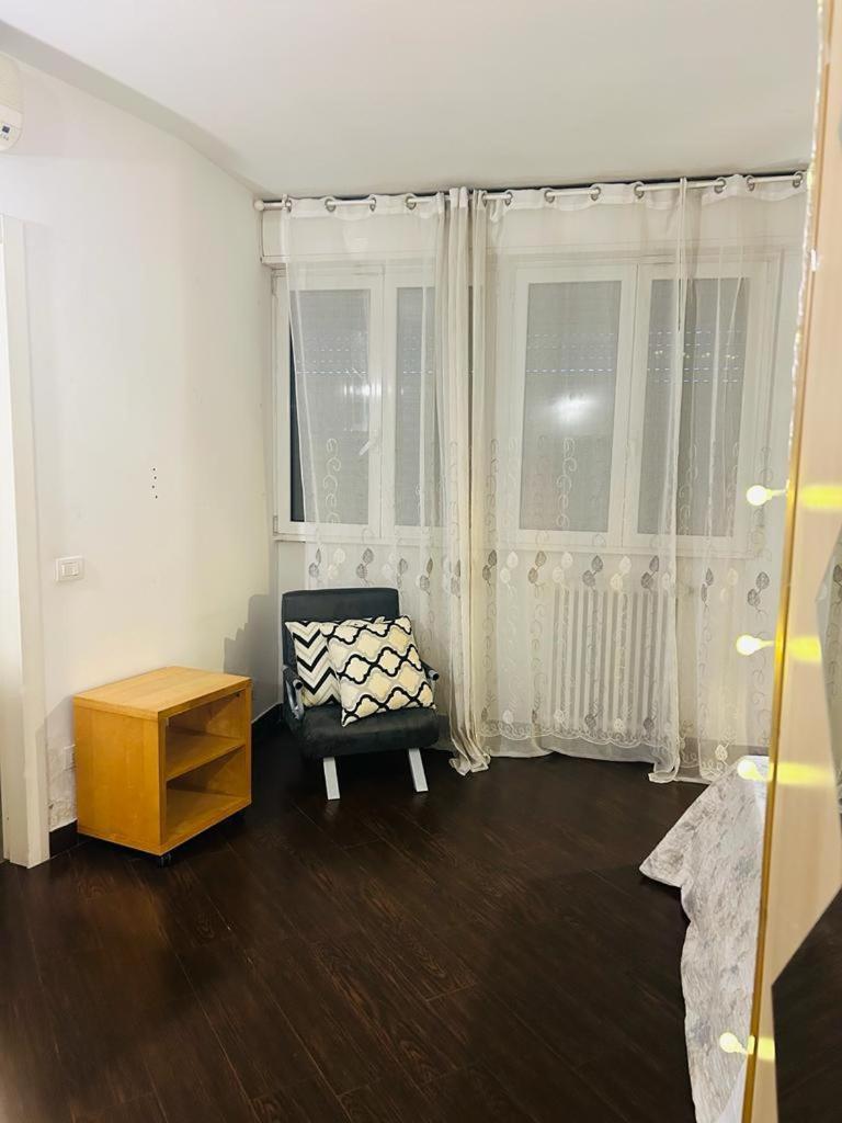 Easy Room Italy Prada Милано Екстериор снимка