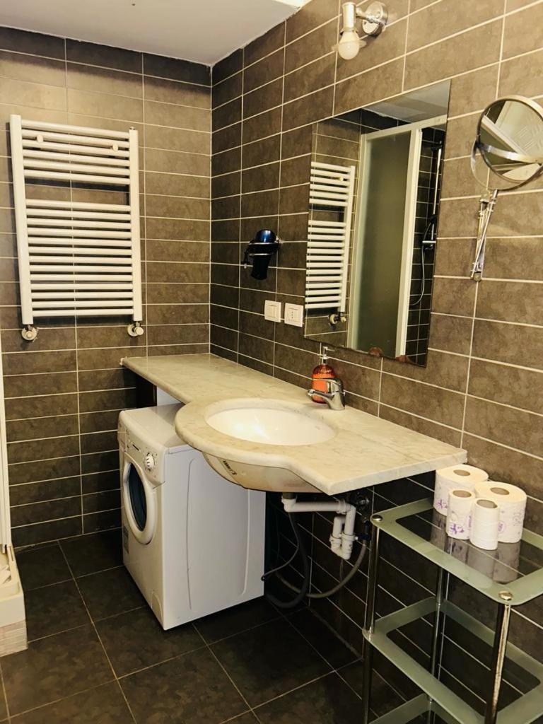 Easy Room Italy Prada Милано Екстериор снимка